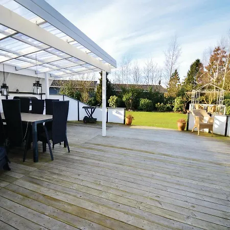 Three-bedroom Holiday In Vaggerlose